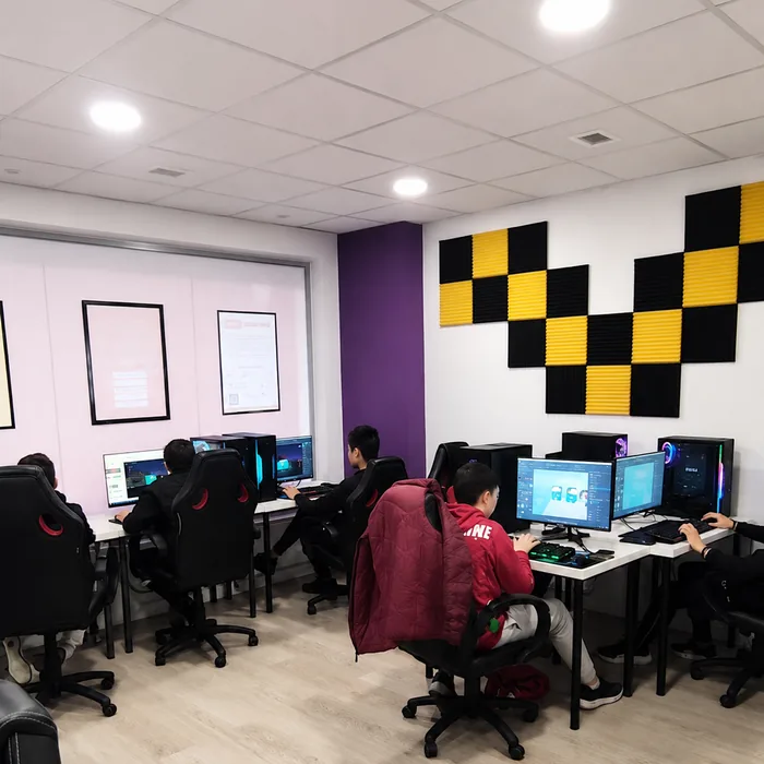 Alumnos programando en el aula